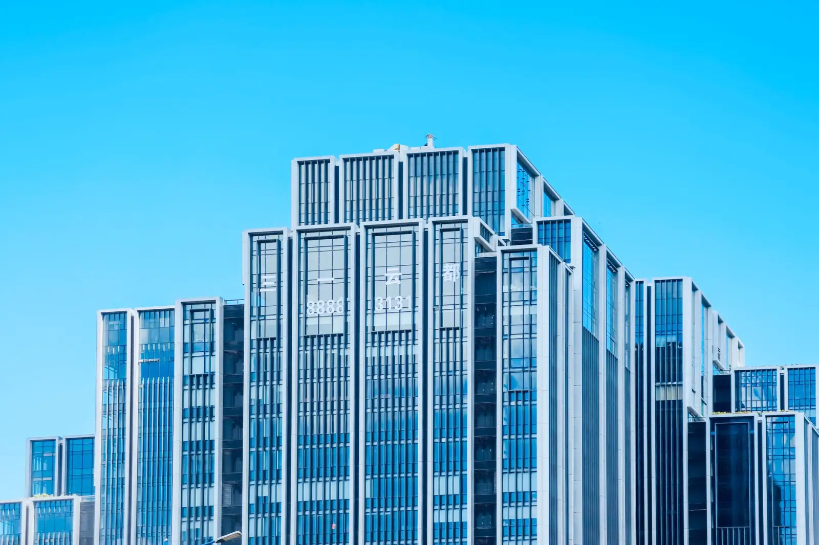 哈尔滨工矿LED灯具型号参数对比与选型建议