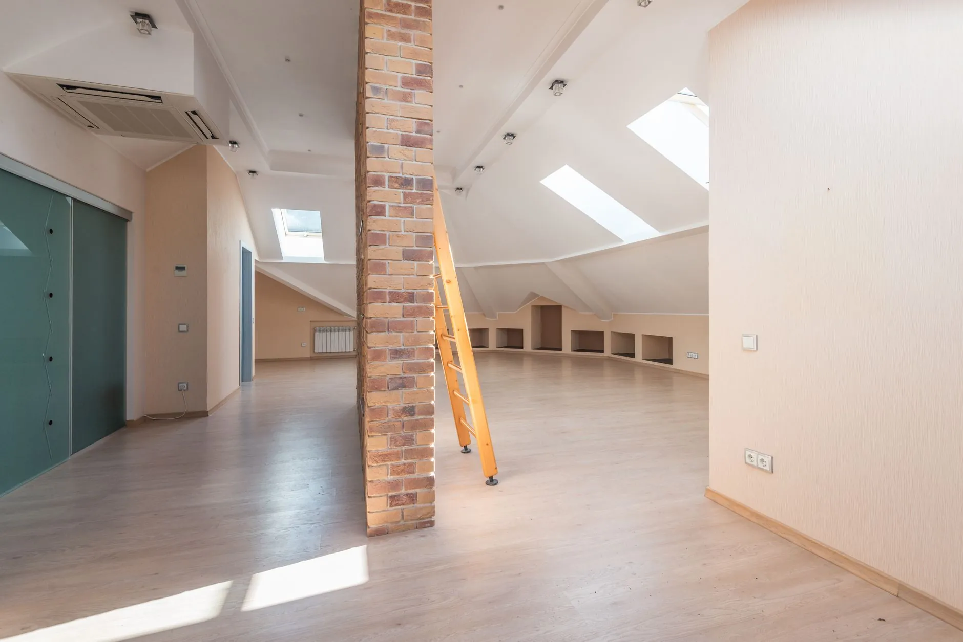 东北地区工矿灯选型指南：节能LED替代传统金卤灯的关键参数对比